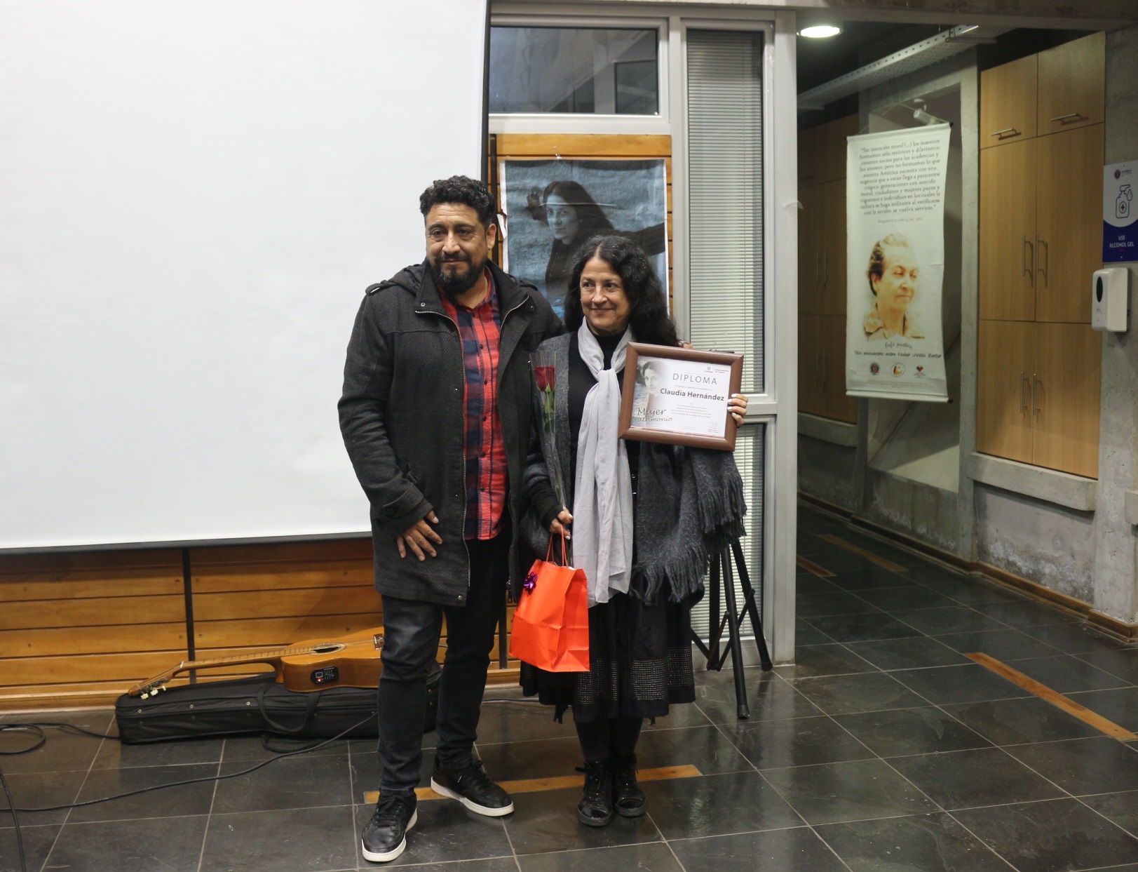 Municipio reconoce labor de dramaturga  y escritora Claudia Hernández